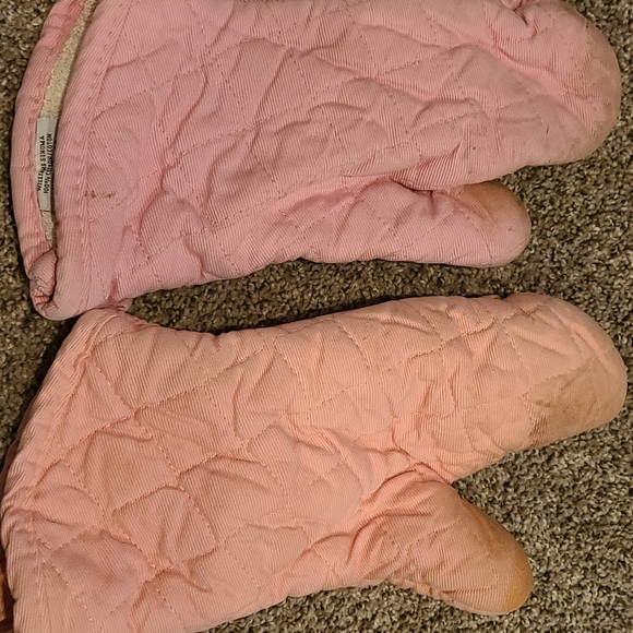 Williams Sonoma Pink Oven Mitts - Picture 2 of 6